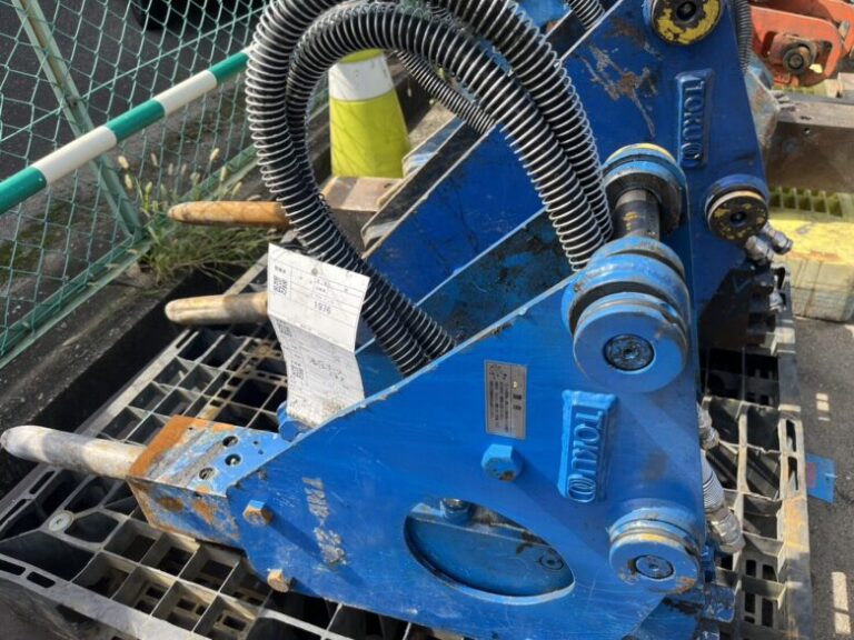 青い色の重機とホース