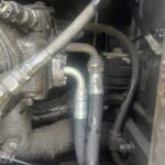 重機の内部にある複数のホース