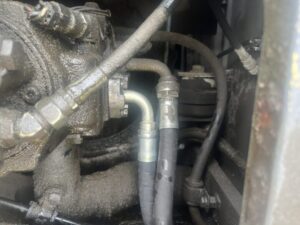 重機の内部にある複数のホース