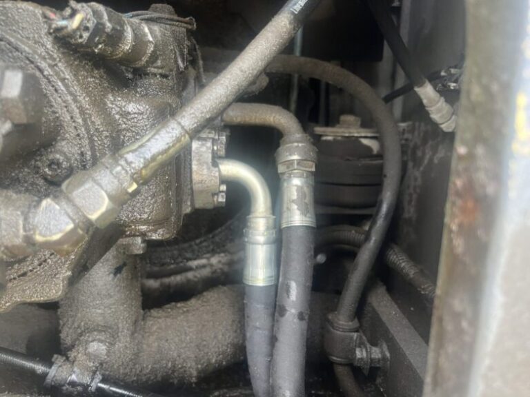 重機の内部にある複数のホース