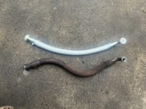 さびれたホースと新品のホース