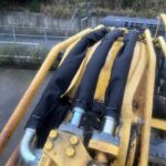 黄色い重機に三本のホース