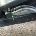 重機に繋がっているホースと黄緑の結束バンド