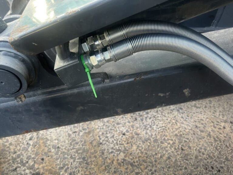 重機に繋がっているホースと黄緑の結束バンド