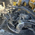 重機に繋がっている複数のホース