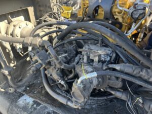 重機に繋がっている複数のホース