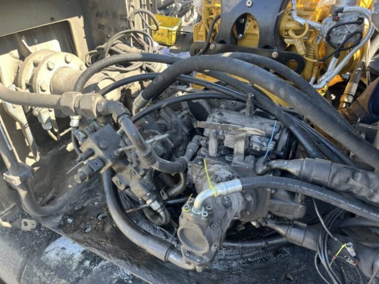 重機に繋がっている複数のホース