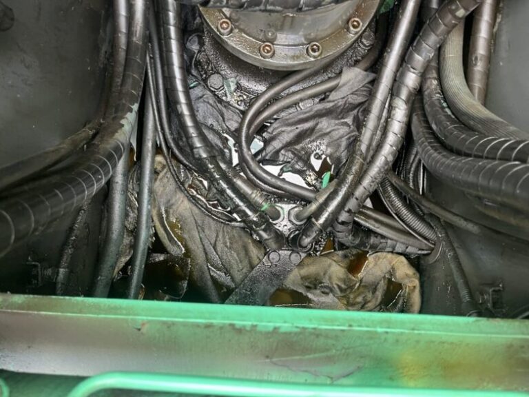 重機内部に繋がっている複数のホース