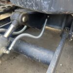 茶色の重機とホース