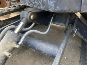 茶色の重機とホース