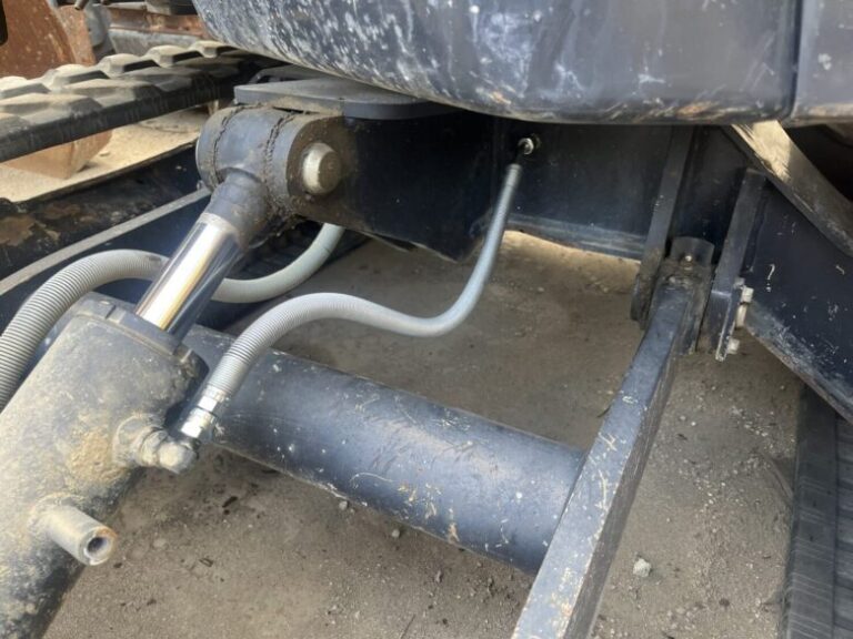 茶色の重機とホース