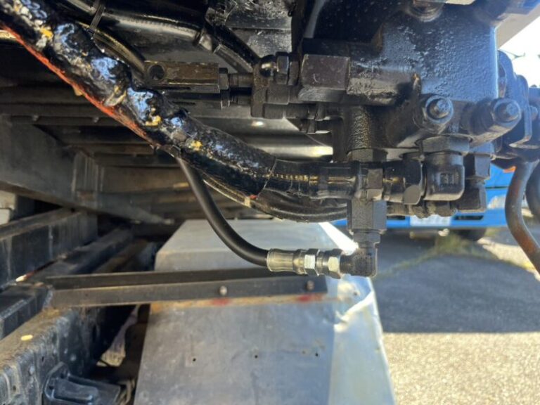 車体の下にあるホース