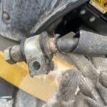 黄色い重機に錆びたホース