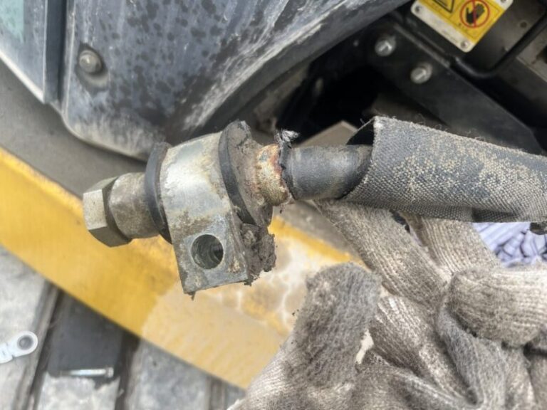 黄色い重機に錆びたホース