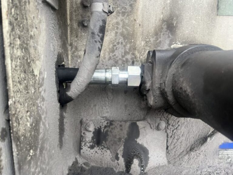 茶色い重機とホース