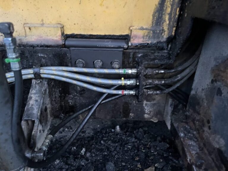 黄色い重機と新品のホース