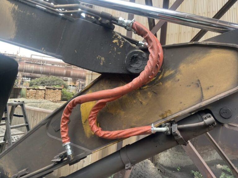 黄色い重機と新品のホース