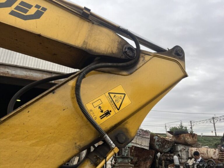 黄色い重機にホース