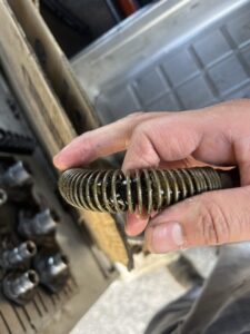 油漏れしている箇所を持っている