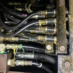 重機の中の入り組んだホース