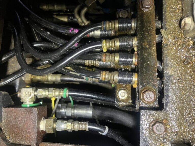 重機の中の入り組んだホース