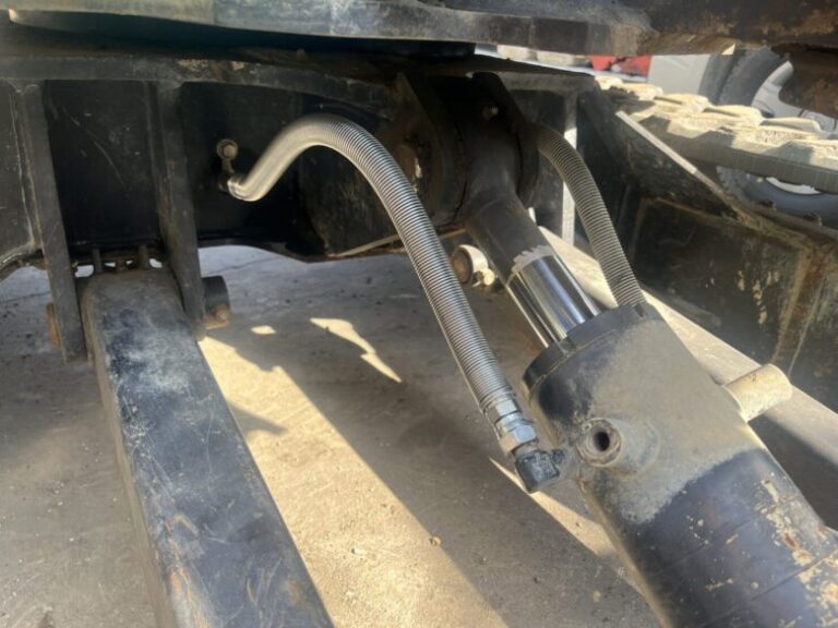 地面・機械に繋がってるホース