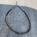 地面に置かれた劣化したホース