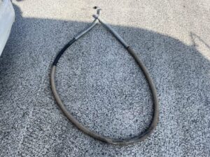 地面に置かれた劣化したホース