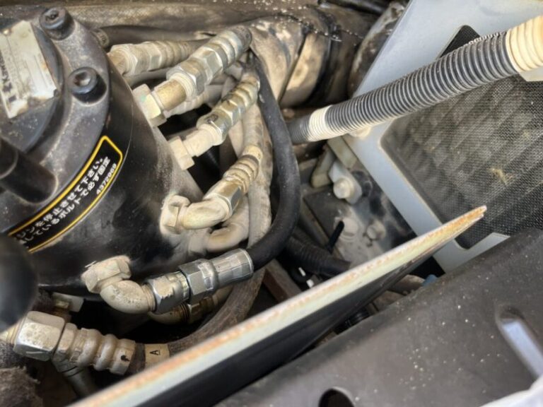 重機内部のホース