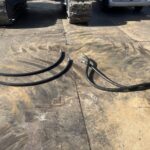 地面に置かれた新品のホースと古いホース