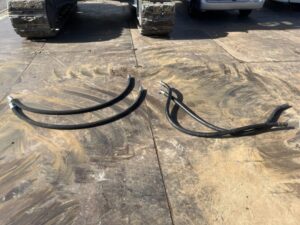 地面に置かれた新品のホースと古いホース