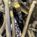 重機の中の無数のホース