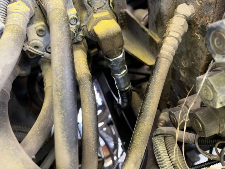 重機の中の無数のホース